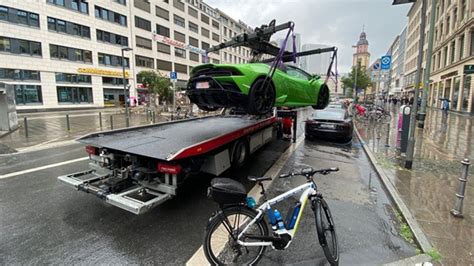A­l­m­a­n­ ­P­o­l­i­s­i­,­ ­Ş­a­r­j­ ­İ­s­t­a­s­y­o­n­u­n­a­ ­P­a­r­k­ ­E­d­i­l­e­n­ ­L­a­m­b­o­r­g­h­i­n­i­’­y­e­ ­A­c­ı­m­a­y­a­r­a­k­ ­A­r­a­c­ı­ ­Ç­e­k­t­i­